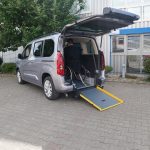 Opel Combo Rollstuhlgerecht mit Rollstuhlrampe (API) seitliche Ansicht mit Person