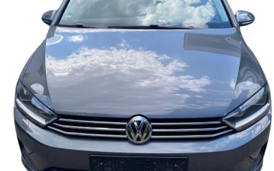VW Golf Sportsvan Vorne Hintergrund entfernt